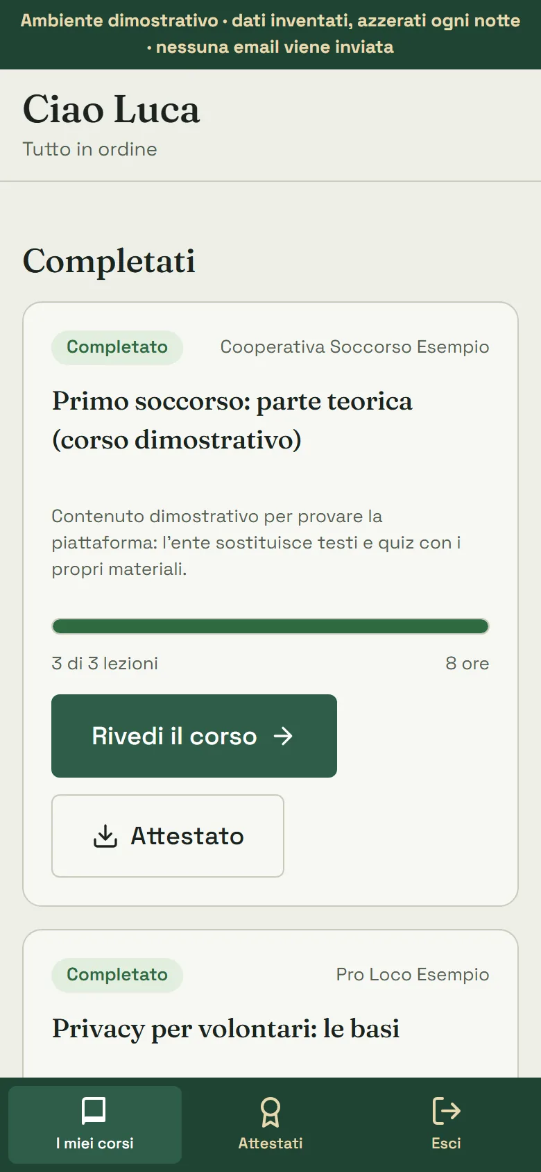 Schermata da telefono di un volontario di esempio: elenco dei corsi completati con barra di avanzamento e pulsanti per rivedere il corso e scaricare l'attestato.